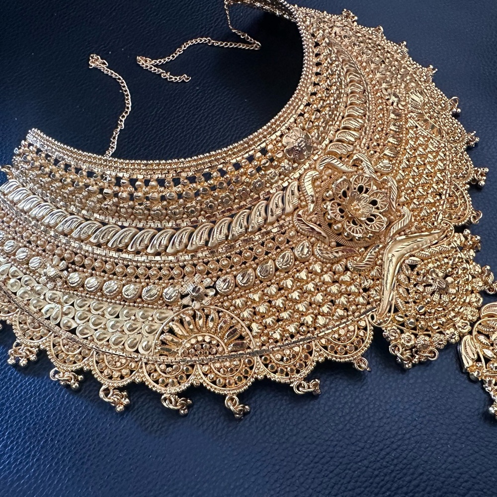Elegant Gold Necklace - Picture 2 of 16